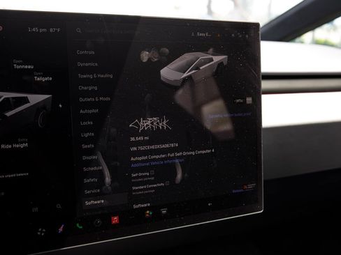 Used 2025 Tesla Cybertruck AWD Crew Cab image 33
