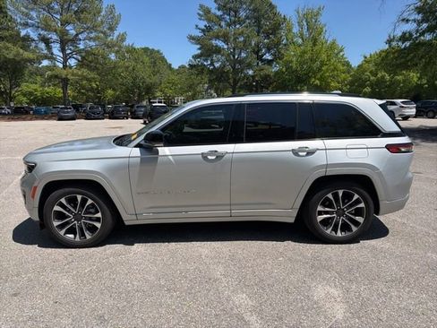 Used 2022 Jeep Grand Cherokee Overland w/ Luxury Tech Group IV AWD/4WD image 2