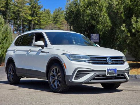Used 2022 Volkswagen Tiguan SE image 1
