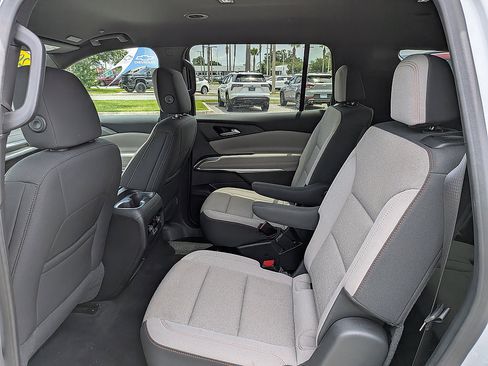 Certified 2025 Chevrolet Traverse LT FWD image 30