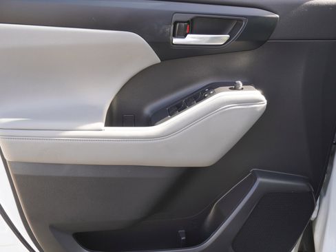 Used 2022 Toyota Highlander XLE image 21