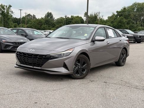 Used 2023 Hyundai Elantra SEL w/ Winter Weather Package FWD image 3