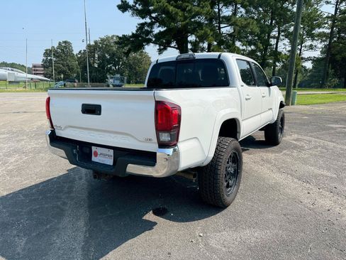 Used 2018 Toyota Tacoma SR5 AWD/4WD image 3