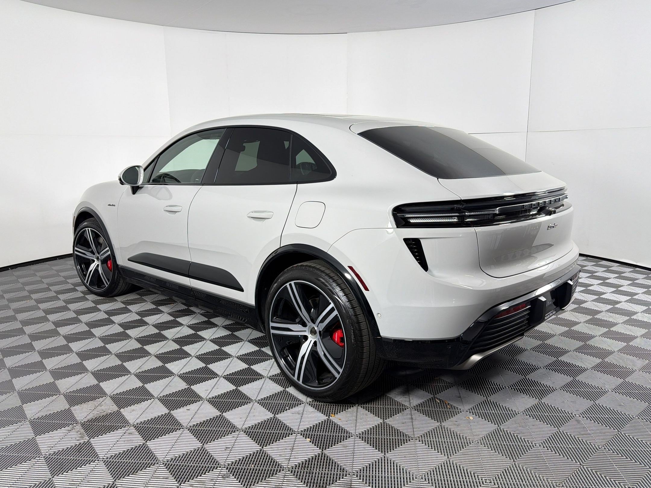 Used 2026 Porsche Macan Turbo Electric AWD/4WD image 3