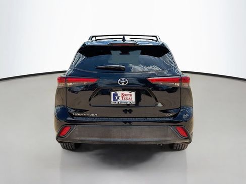 Used 2022 Toyota Highlander XLE FWD image 6