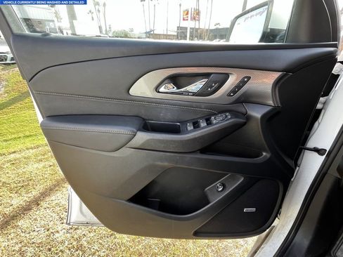 Used 2023 Chevrolet Traverse Premier image 9
