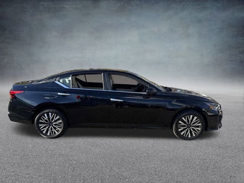 Used 2024 Nissan Altima 2.5 SV AWD/4WD image 3