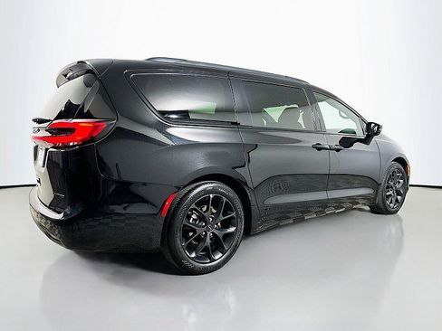 Used 2025 Chrysler Pacifica Limited image 7