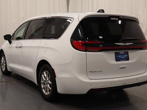 Used 2025 Chrysler Pacifica Select image 7