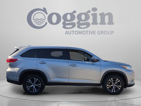 Used 2019 Toyota Highlander Plus FWD image 6
