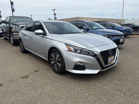Used 2022 Nissan Altima 2.5 SV FWD image 3