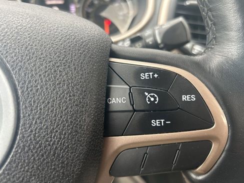 Used 2016 Jeep Cherokee Latitude w/ Cold Weather Group AWD/4WD image 21