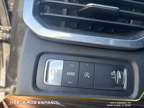 Used 2025 GMC Acadia Elevation image 13