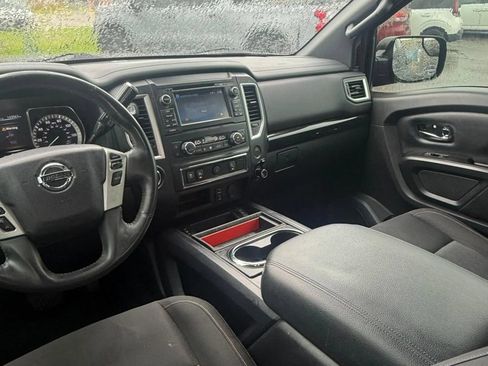 Used 2018 Nissan Titan SV w/ SV Convenience Package RWD image 6