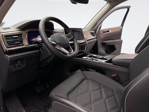 Used 2025 Volkswagen Atlas SE AWD/4WD image 10