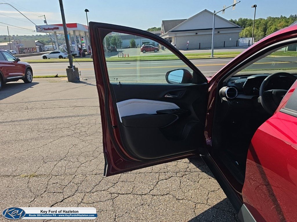 Used 2025 Chevrolet Trax LT FWD image 31