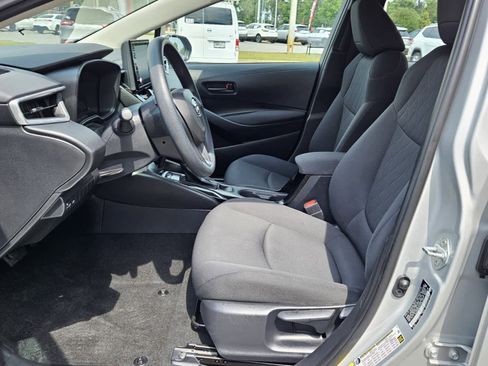 Used 2022 Toyota Corolla LE image 3