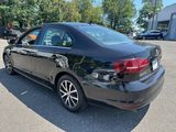 Used 2017 Volkswagen Jetta SE image 2