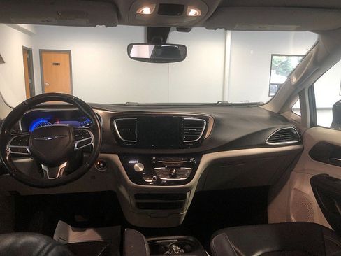 Used 2018 Chrysler Pacifica Touring-L Plus FWD image 16