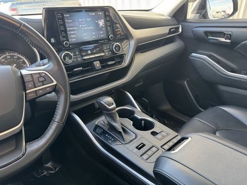 Certified 2022 Toyota Highlander XLE image 24