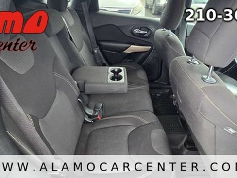 Used 2017 Jeep Cherokee Latitude AWD/4WD image 22