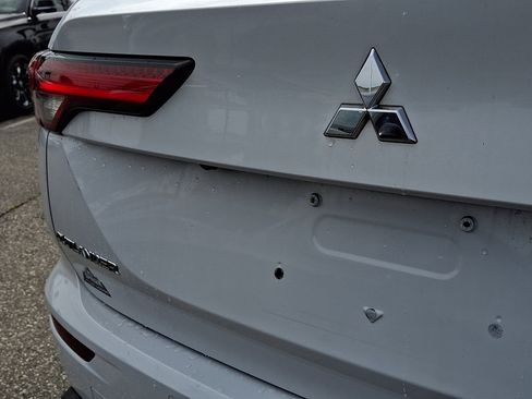 Used 2022 Mitsubishi Outlander ES AWD/4WD image 13