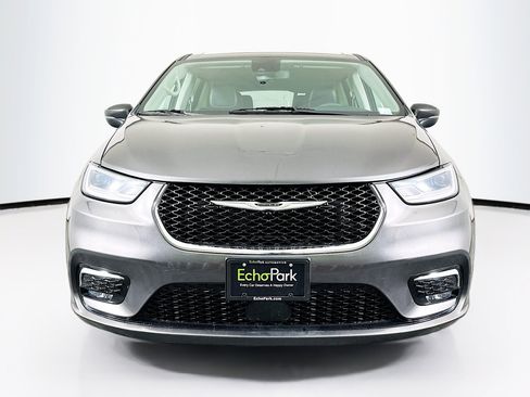 Used 2023 Chrysler Pacifica Touring-L image 2