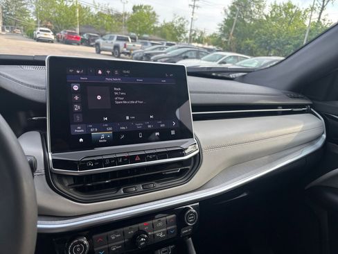 Used 2025 Jeep Compass Limited image 34