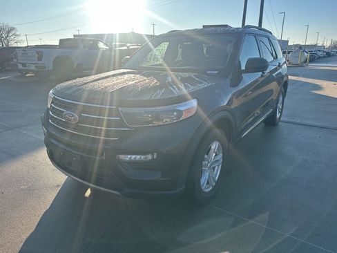 Used 2022 Ford Explorer XLT w/ Equipment Group 202A image 3