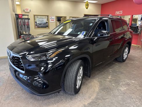Used 2023 Toyota Highlander LE AWD/4WD image 3