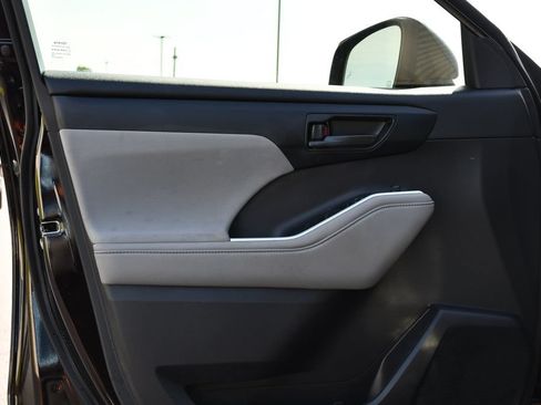 Used 2021 Toyota Highlander LE FWD image 14