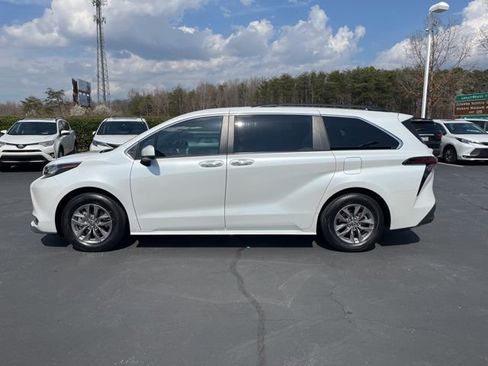 Used 2023 Toyota Sienna XLE image 11