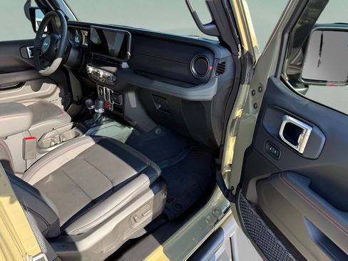 Used 2025 Jeep Wrangler Unlimited Rubicon AWD/4WD image 13