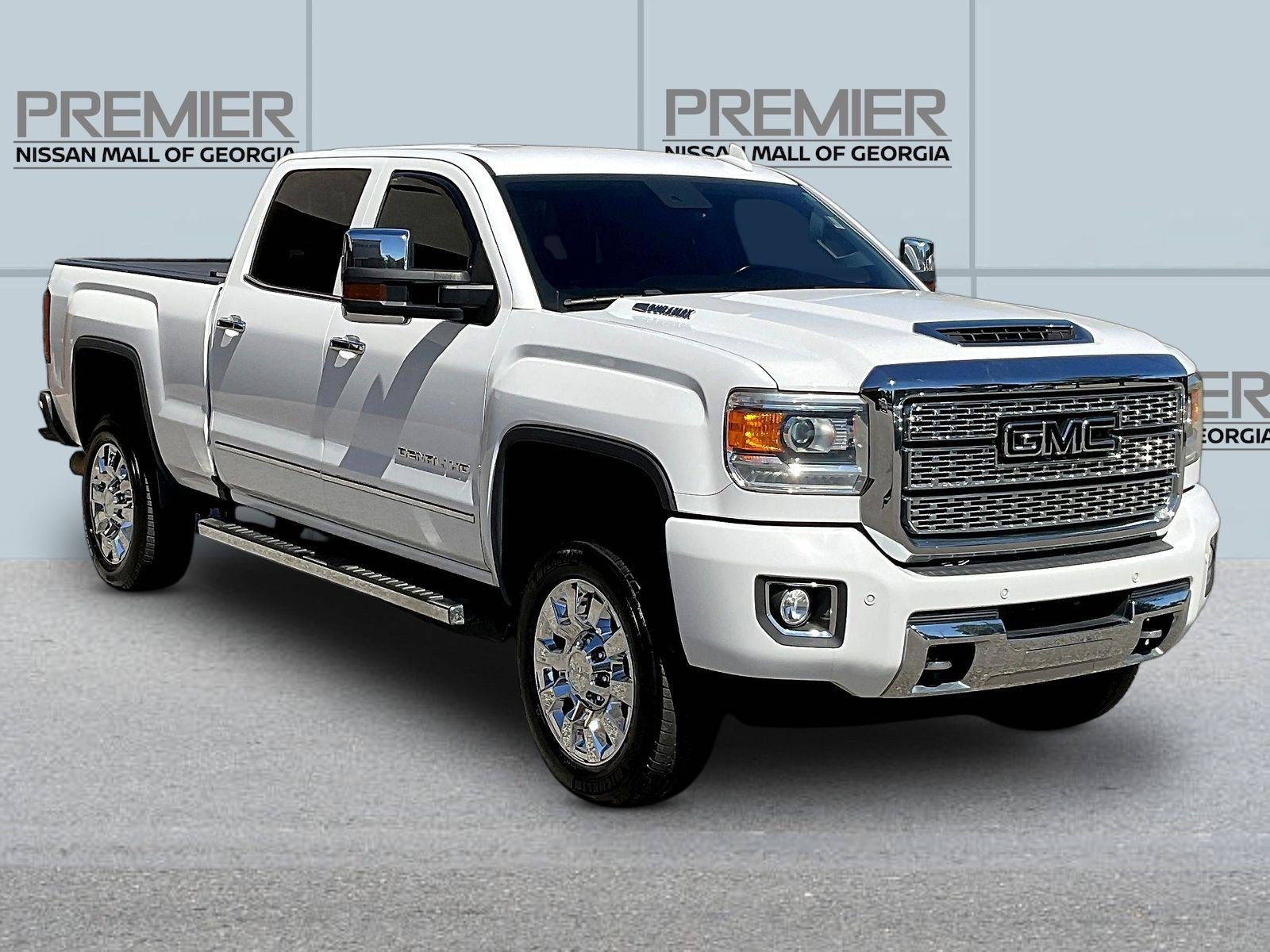 Used 2018 GMC Sierra 2500 Denali w/ Duramax Plus Package AWD/4WD image 3