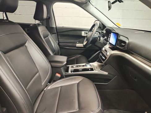 Used 2022 Ford Explorer XLT w/ Equipment Group 202A image 7