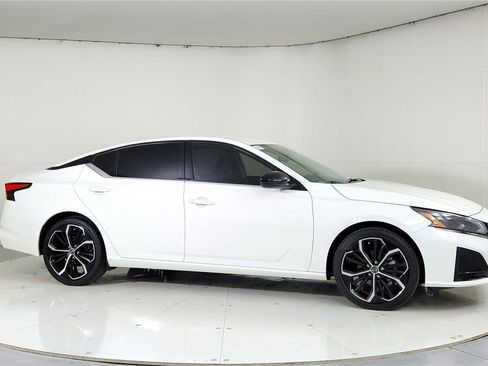 Certified 2024 Nissan Altima 2.5 SR image 8