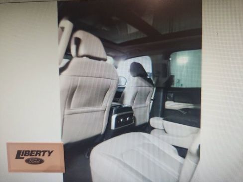 Used 2024 Ford Expedition Limited image 4