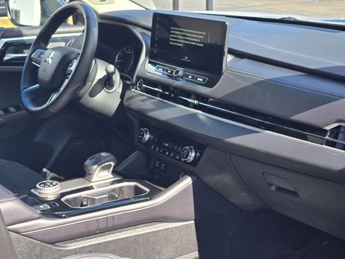 Used 2025 Mitsubishi Outlander SE image 8