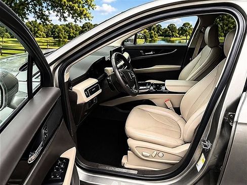 Used 2023 Lincoln Nautilus Reserve AWD/4WD image 2