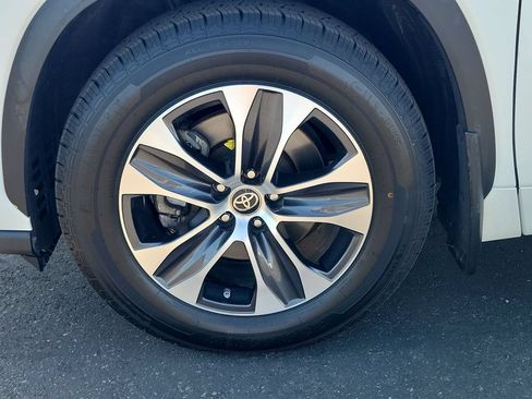 Used 2021 Toyota Highlander XLE FWD image 33