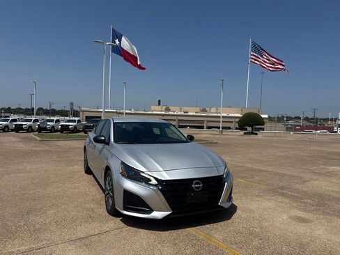 Certified 2025 Nissan Altima 2.5 SV FWD image 3