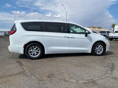 Used 2023 Chrysler Pacifica Touring-L FWD image 5