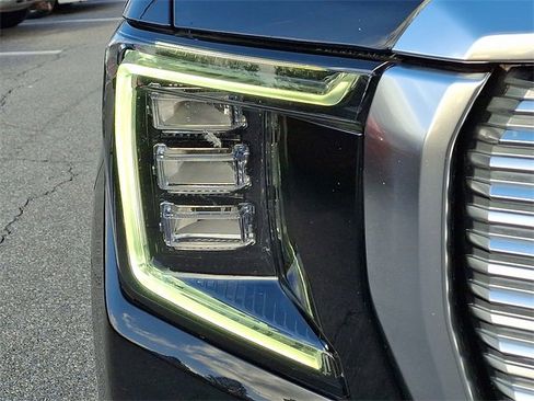 Used 2022 GMC Yukon XL Denali image 9