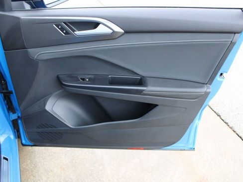 Certified 2025 Volkswagen Taos SE image 25