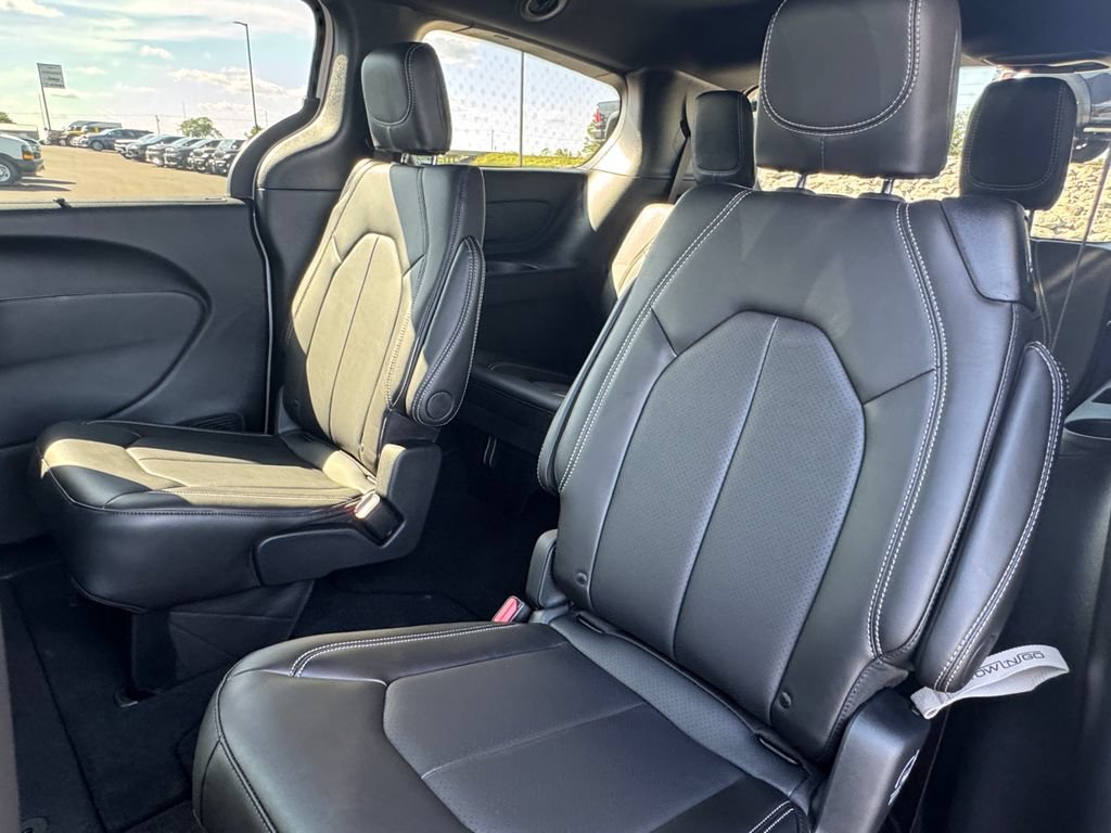 New 2027 Chrysler Pacifica Select FWD image 32
