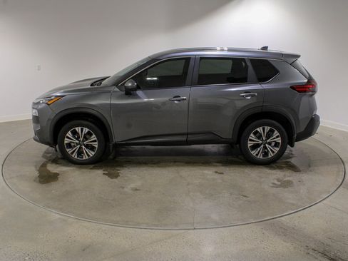 Used 2023 Nissan Rogue SV image 2
