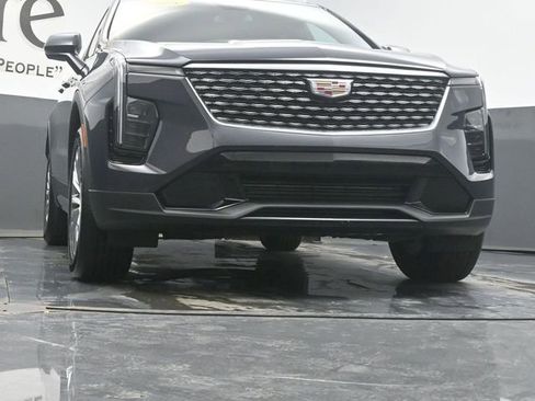 Used 2025 Cadillac XT4 Premium Luxury image 3