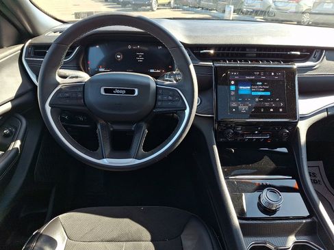 Used 2024 Jeep Grand Cherokee Altitude image 11