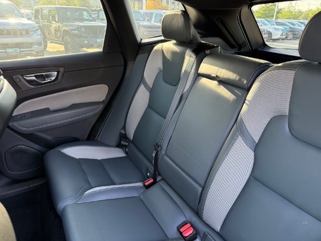 Used 2022 Volvo XC60 B5 R-Design FWD image 32