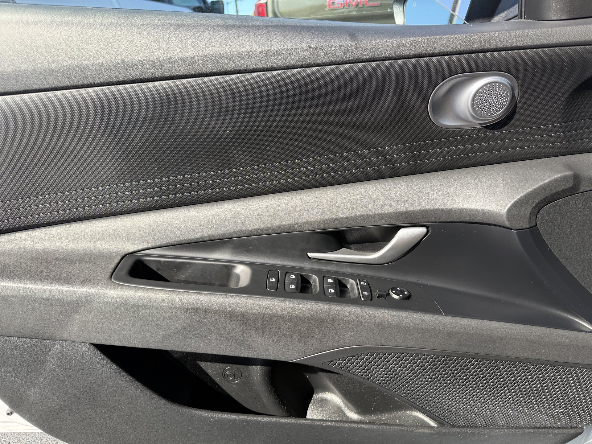 Used 2025 Hyundai Elantra SE FWD image 34